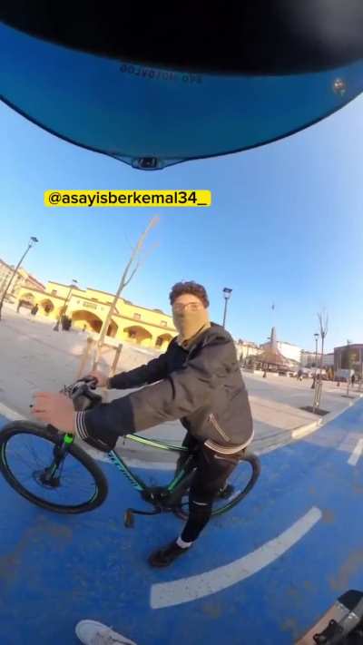 Bisiklet yoluna giren motorcu bisikletliyi iterek düşürüp kaçıyor