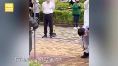 上海一男子自称澳大利亚国籍，不配合核酸检测，被警察制服