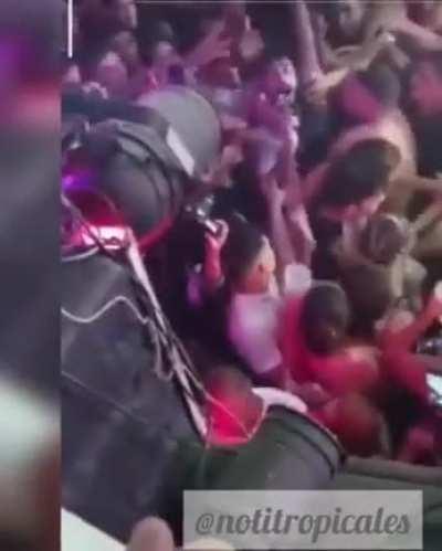 Tiraron del escenario a Ulises Bueno mientras realizaba su recital en la bailanta Tornado de José C Paz. Le robaron cadenas, los auriculares y la gorra. Ofuscado el artista siguió con el show pero indignado hablo con su público: 