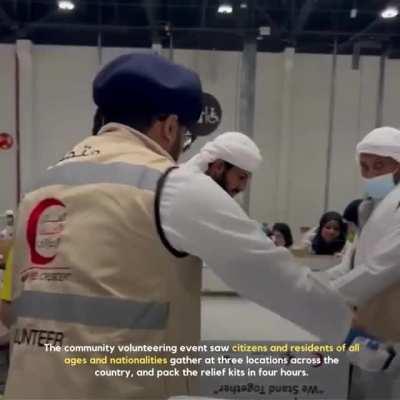 A beautiful display of humanity & kindness. With more than a one-third of Pakistan affected by flooding, more than 30 million people are displace and in need of food, shelter & medical care. People in the UAE come together to volunteer to provide 