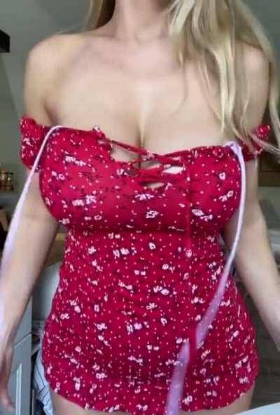 Slim with huge tits! 💕