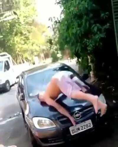 Dancing on your car: why not? Stupid dude demonstrates