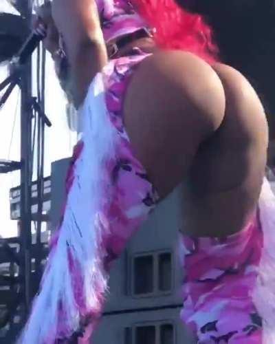 Yaaas Megan 😩🍑 slaaay queen