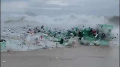 Onda de lixo na Praia de São Conrado, no Rio, após temporal