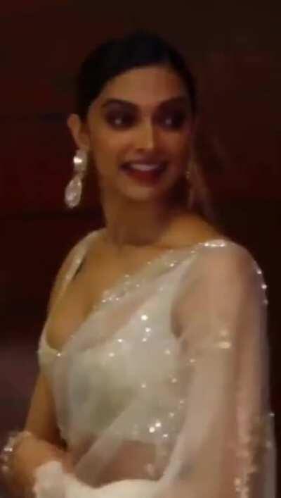 Guys what do you think our cumdevi Deepika Padukone was looking at and saying here?