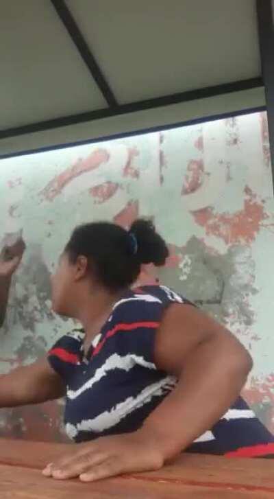 Negão da BL apanhando da mãe #2