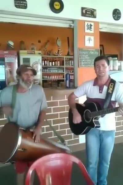 Um ser humano que está criando palavras aleatoriamente, consegue cuspir mais melodia que um funkeiro ou um 