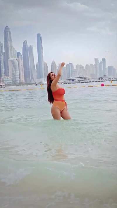 Look at those damn curves of this b*tch