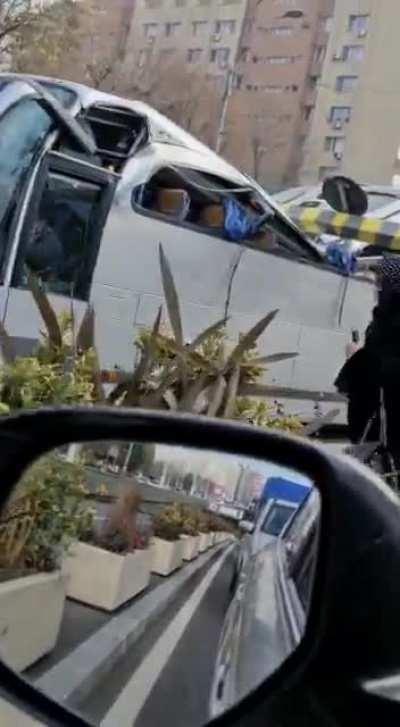 A coach with greek tourists crashed into the footbridge, four of them were incarcerated. Many ambulances and discharge machines intervene