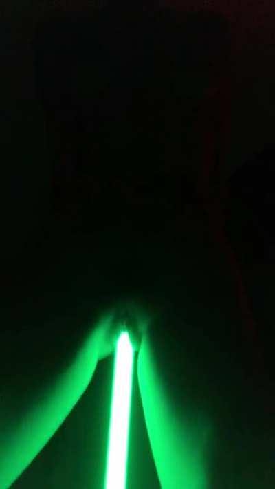 Leia couldn’t get her hands off Luke’s saber 🥵