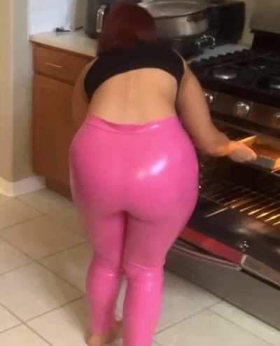 Brandi Lauren & her cake baking a cake