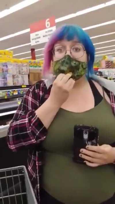 Store Manager Handles Unmasked Customer With Professionalism