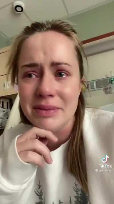 The woman who did a dancing tiktok next to her sick son to „spread positivity“, deleted it