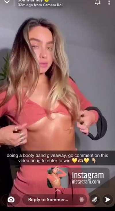 Those small tits jiggling 😍😍