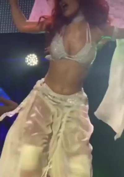 She knows we all want to cum to her so she does this💦