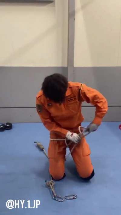 Japanese firefighter shows how to tie an emergency rappelling harness within 10 seconds.