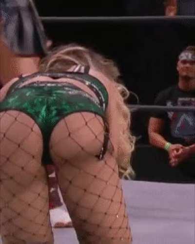 Taynara on all fours