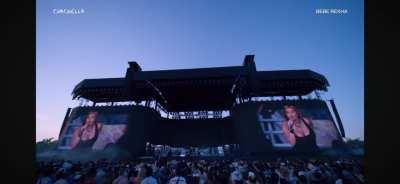Emergency wardrobe change on stage! Coachella 21/4/24