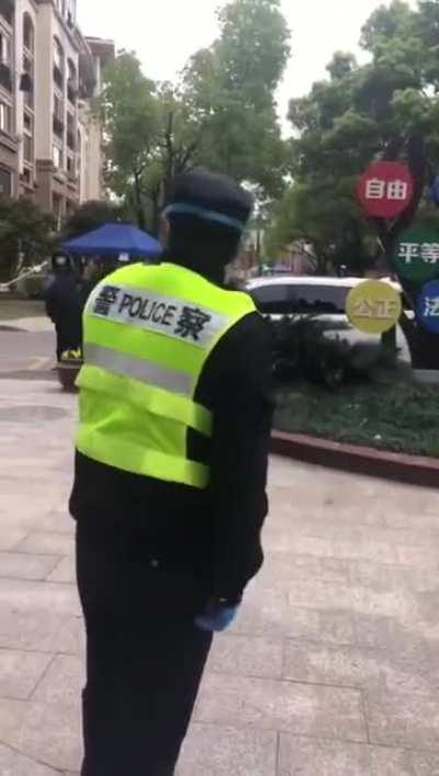 “有问题向上反馈” “渠道不通啊” “现在什么时期，渠道当然不通啊” 背景：自由，平等，公正，法治