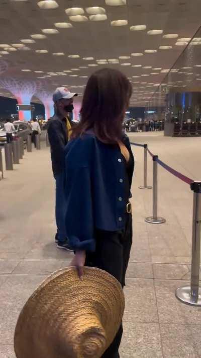 Neha Sharma loves to Flaunt her Bare chest