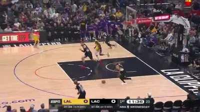 [Highlight] Renowned two-way player Russell Westbrook blocks Austin Reaves from behind and then throws a lob to Ivica Zubac