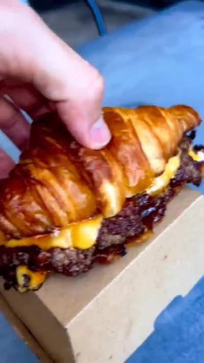 Croissant burger