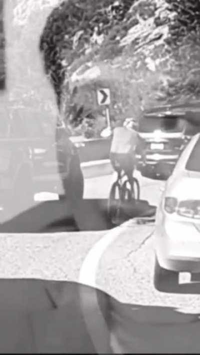 Wholesome exchange between a motorist & a cyclist