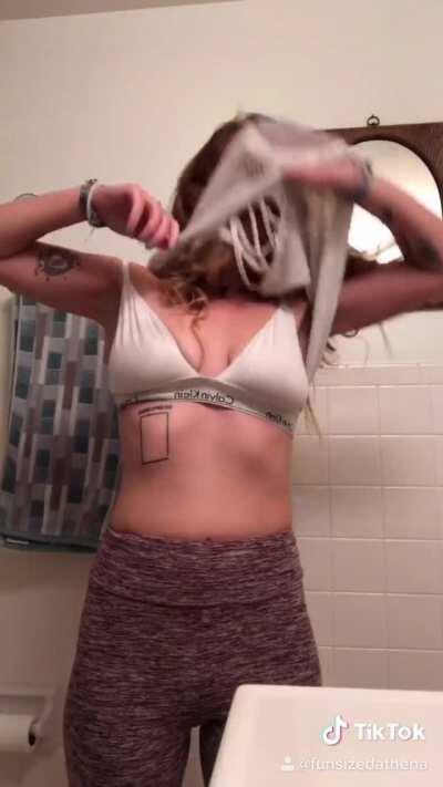 I see girls looking hot AF taking off their clothes and then there is me 🙄🥴