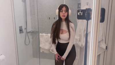 Se quita la falda en directo