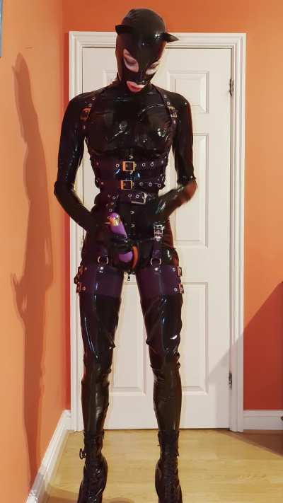 Love when I find a toy to play with my rubber pussy 💜