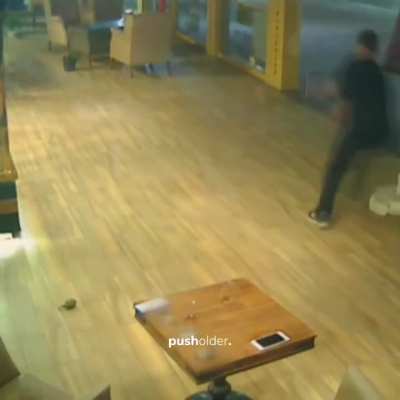 Telefonu masada birakip çayı alıp çıkmıs. Ülkemizde tehlike anında kurtarılması gereken ilk şey Çay aq