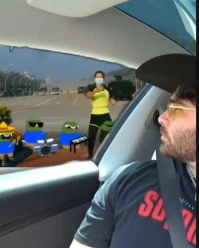 Hasan sees dancer and Pepe band from vehicle