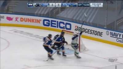 Bo Horvat scores the OT winner to give the Canucks a 2-0 series lead