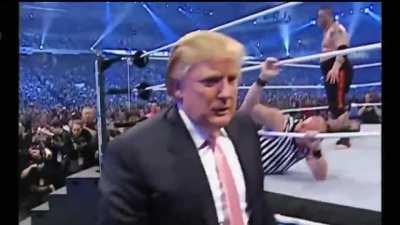 Tıranp yenilgiyi kabuletmiyir ve bidonu dövke.