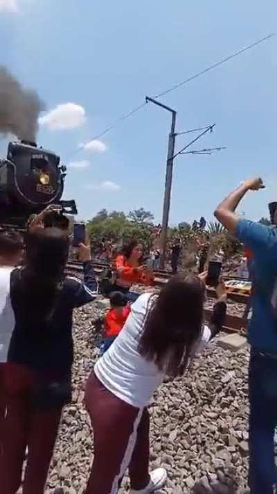 Train hits girl for wanting to take a selfie and dies at the scene