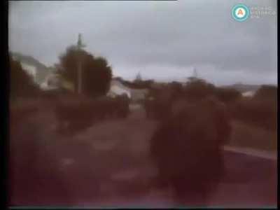 El periodista Nicolas Kasanzew filma a los soldados marchando por Puerto Argentino mientras entonan la marcha del infante argentino