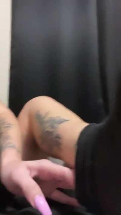 Taking off my socks to smell and lick these soles 🤤🦶🏼