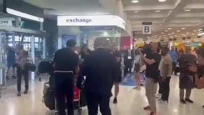 Urfi and Rakhi gets more attention at the airport than this.