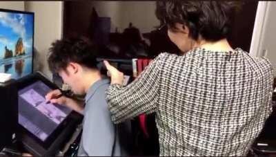 Live footage of isayama making the final chapter according to AOT fans