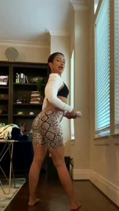 Liza's quick twerk 🔥
