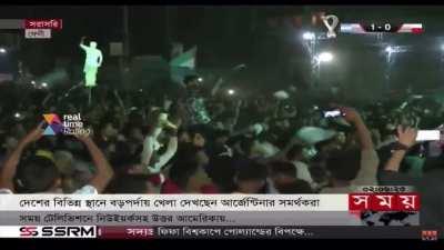 Festejos en la madrugada de Bangladesh cuando Argentina hizo el 1° gol a Polonia.