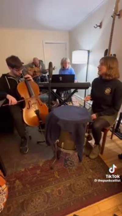 Family play a lowkey cover of 'The Chain'