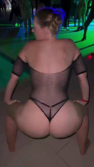 Thick 🍑🔥 (@elletwerk)