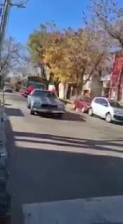 Claudio Canario, chofer durante 35 a&ntilde;os hasta el d&iacute;a de hoy, se jubil&oacute; y tuvo su &uacute;ltimo d&iacute;a en servicio en la #Linea109 y el presidente de la l&iacute;nea lo esper&oacute; en su &uacute;ltima vuelta del recorrido para sorprenderlo.