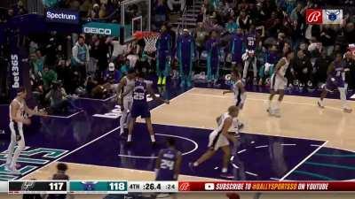 [Highlight] LaMelo with the clutch circus layup to put the Hornets up 3 on the Wemby-less Spurs