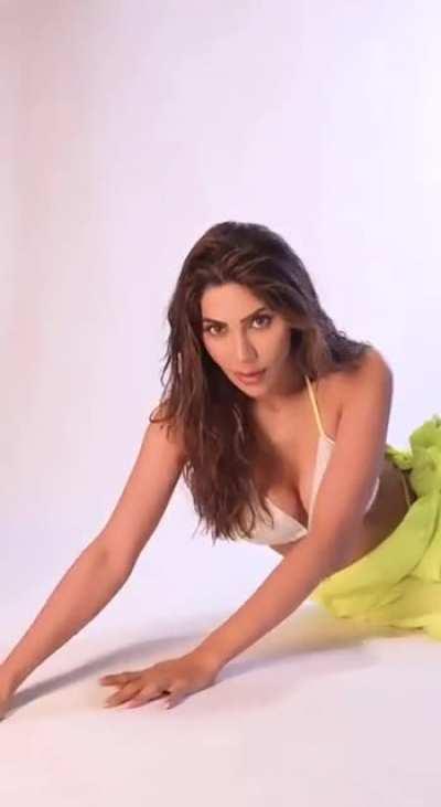 Iss nikki tamboli ki saari nangi video cleavage waali link description m h bralesswaali bhi nangi