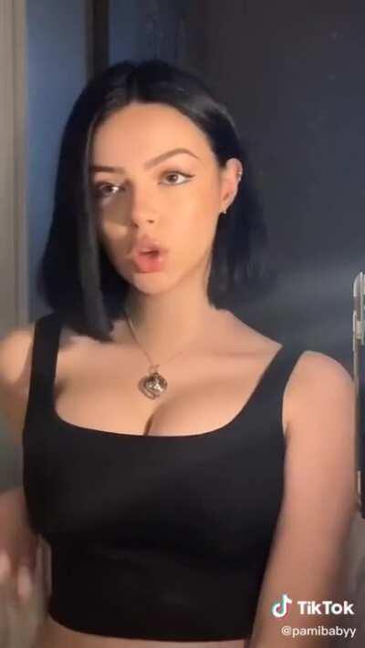 Does anybody have her nudes shes a megathot