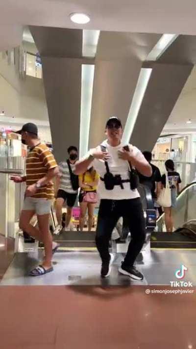 Not these “influencer” na enabler being a potential cause of accident pa on an escalator. 🤦‍♀️