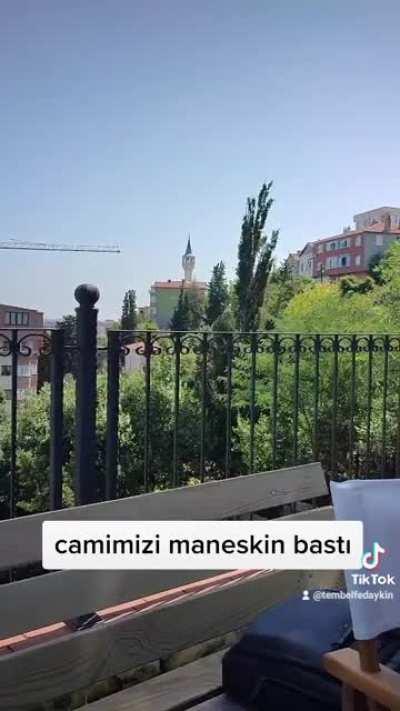 Child singing maneskin at the mosque