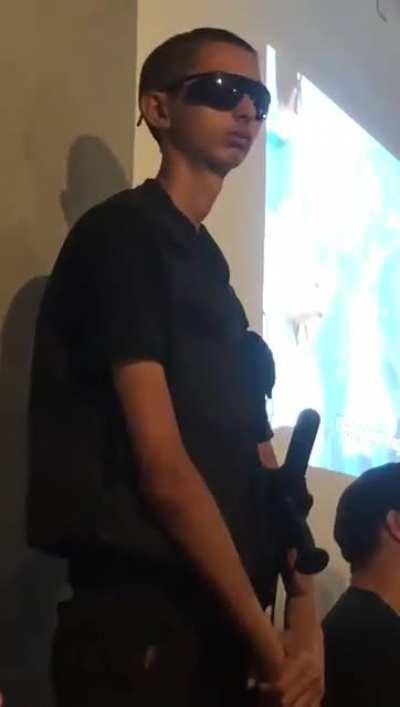 quem é loco de mexer com esse segurança?